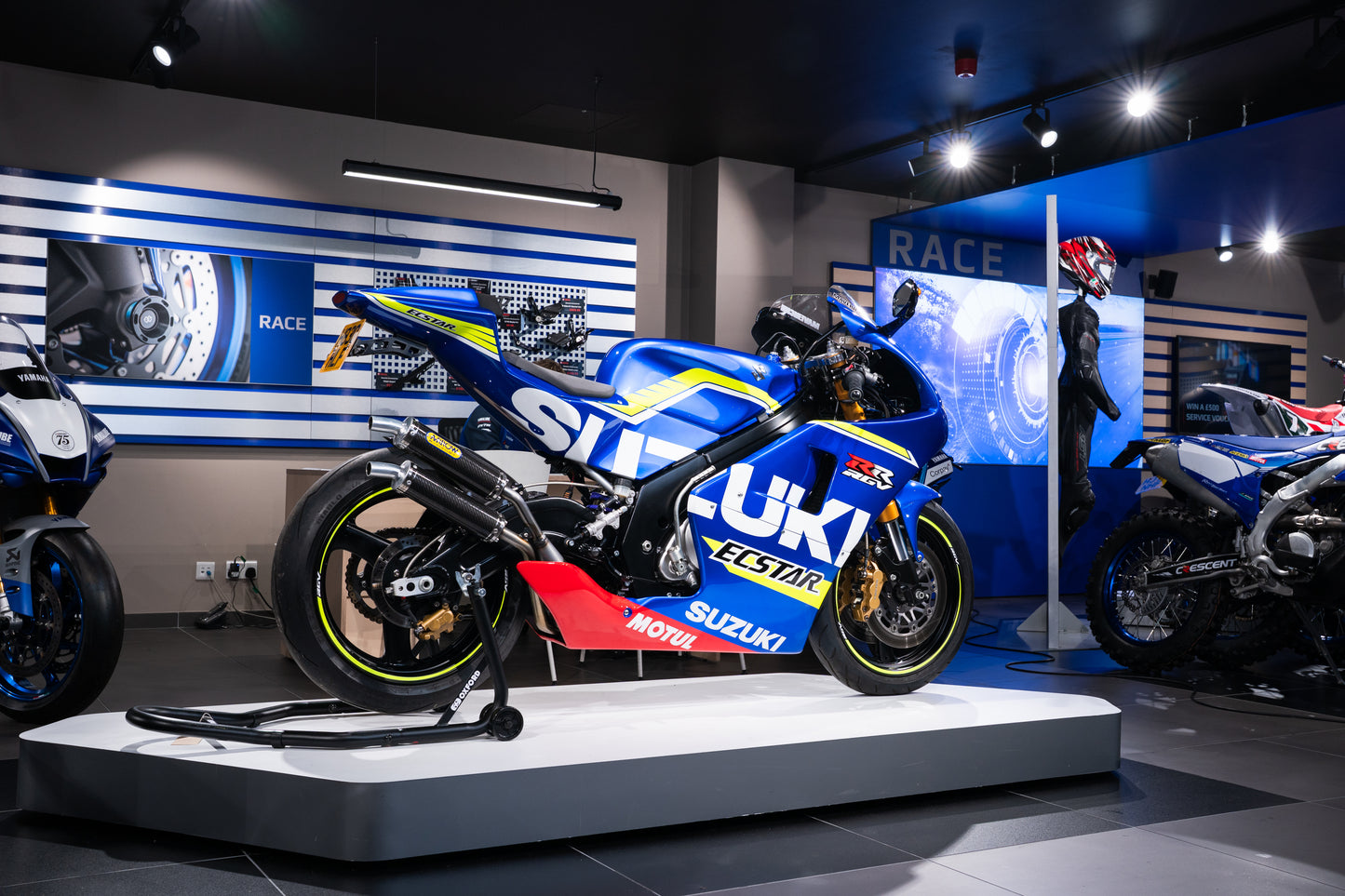 Suzuki RGV250 Maverick Viñales Replica